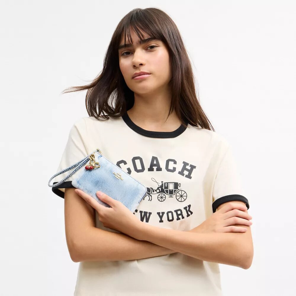 Handgelenktasche mit Reißverschluss an der Ecke aus „Loved Denim“ mit Anhängern
