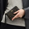 Handgelenktasche mit Reißverschluss an der Ecke aus „Loved Signature Canvas“