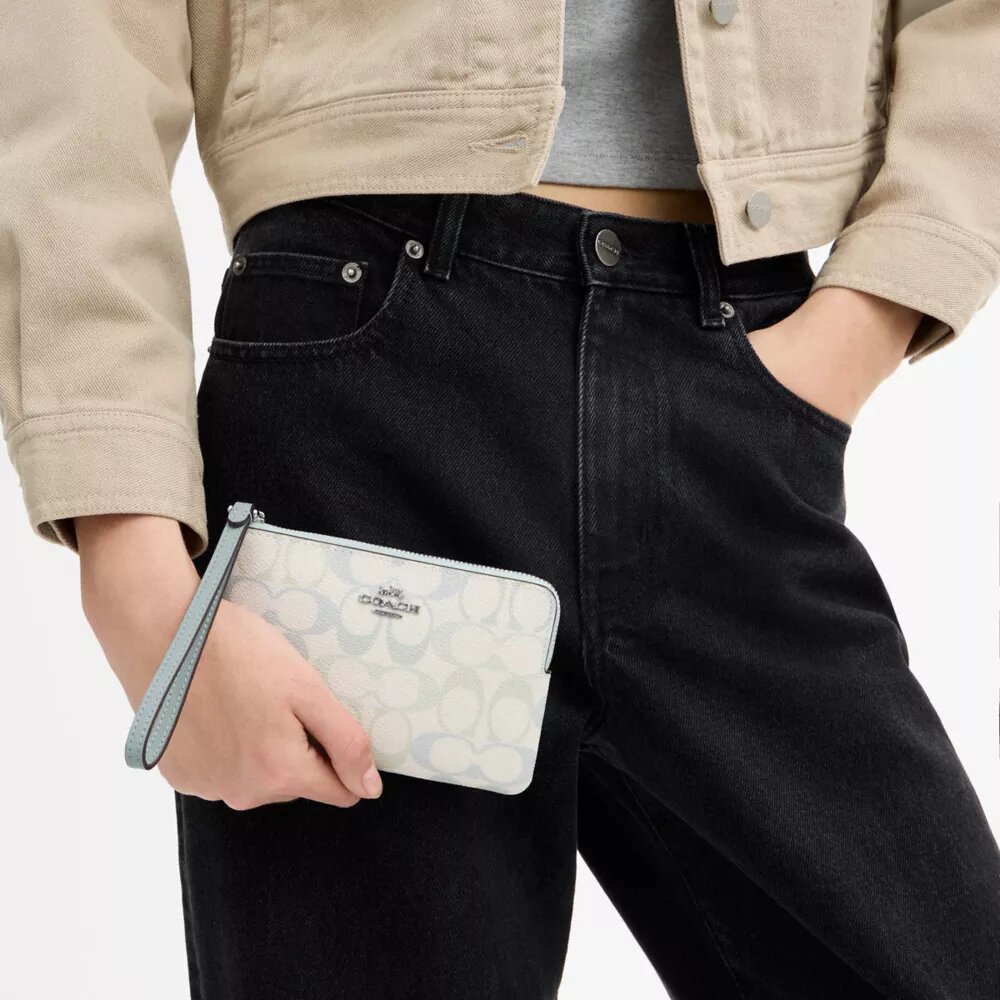Handgelenktasche mit Reißverschluss an der Ecke aus Signature Canvas