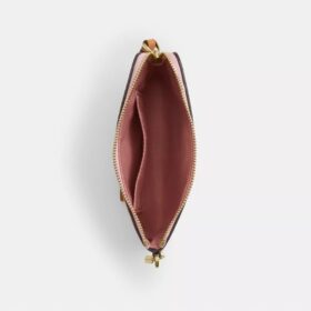 Handgelenktasche mit Reißverschluss an der Ecke aus Signature Canvas mit Anhängern