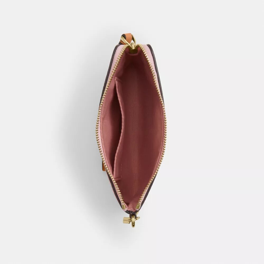 Handgelenktasche mit Reißverschluss an der Ecke aus Signature Canvas mit Anhängern