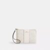 Handgelenktasche mit Reißverschluss an der Ecke aus Signature Canvas mit Streifen