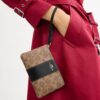 Handgelenktasche mit Reißverschluss an der Ecke aus Signature Canvas mit Streifen