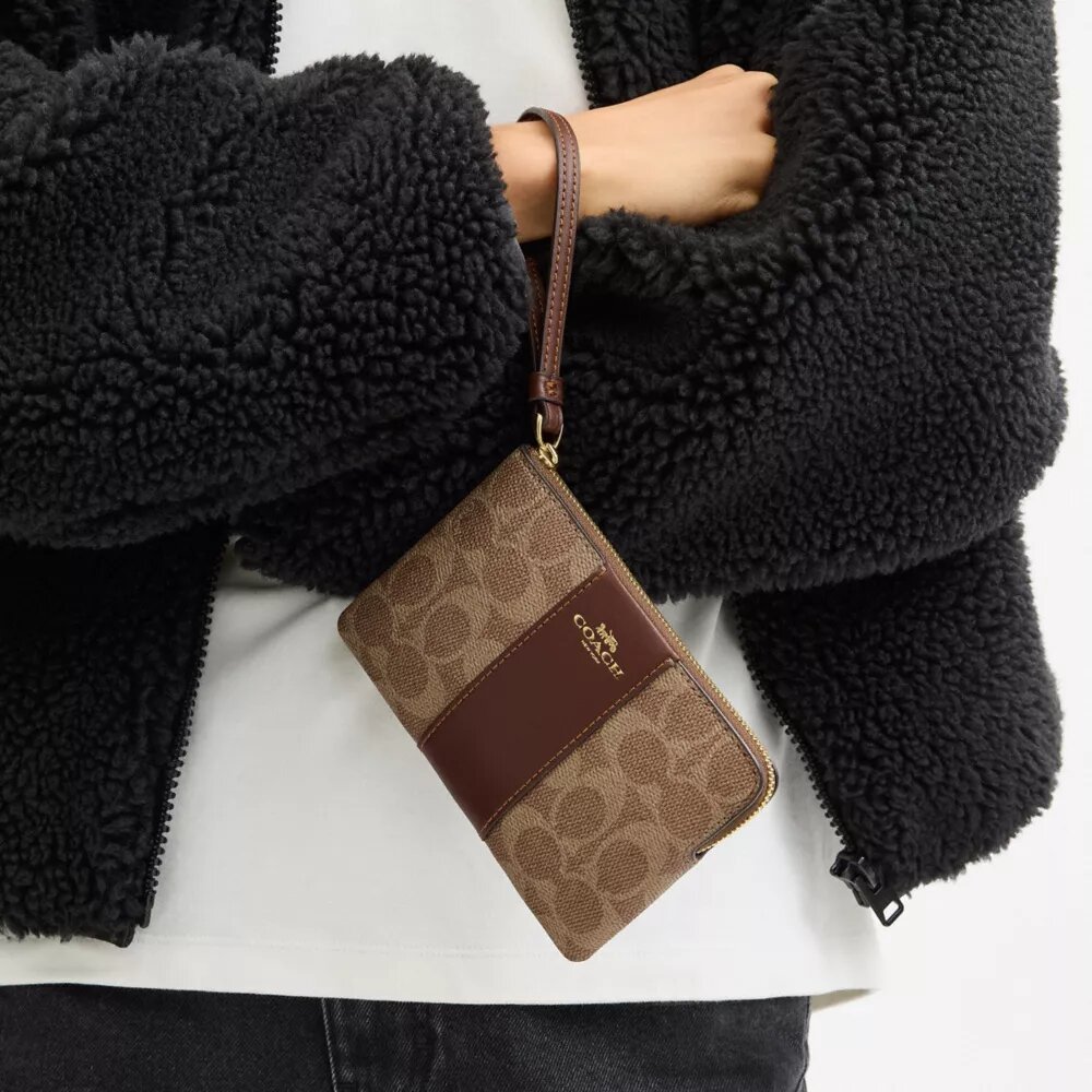 Handgelenktasche mit Reißverschluss an der Ecke aus Signature Canvas mit Streifen
