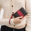 Handgelenktasche mit Reißverschluss an der Ecke aus Signature Canvas mit Streifen