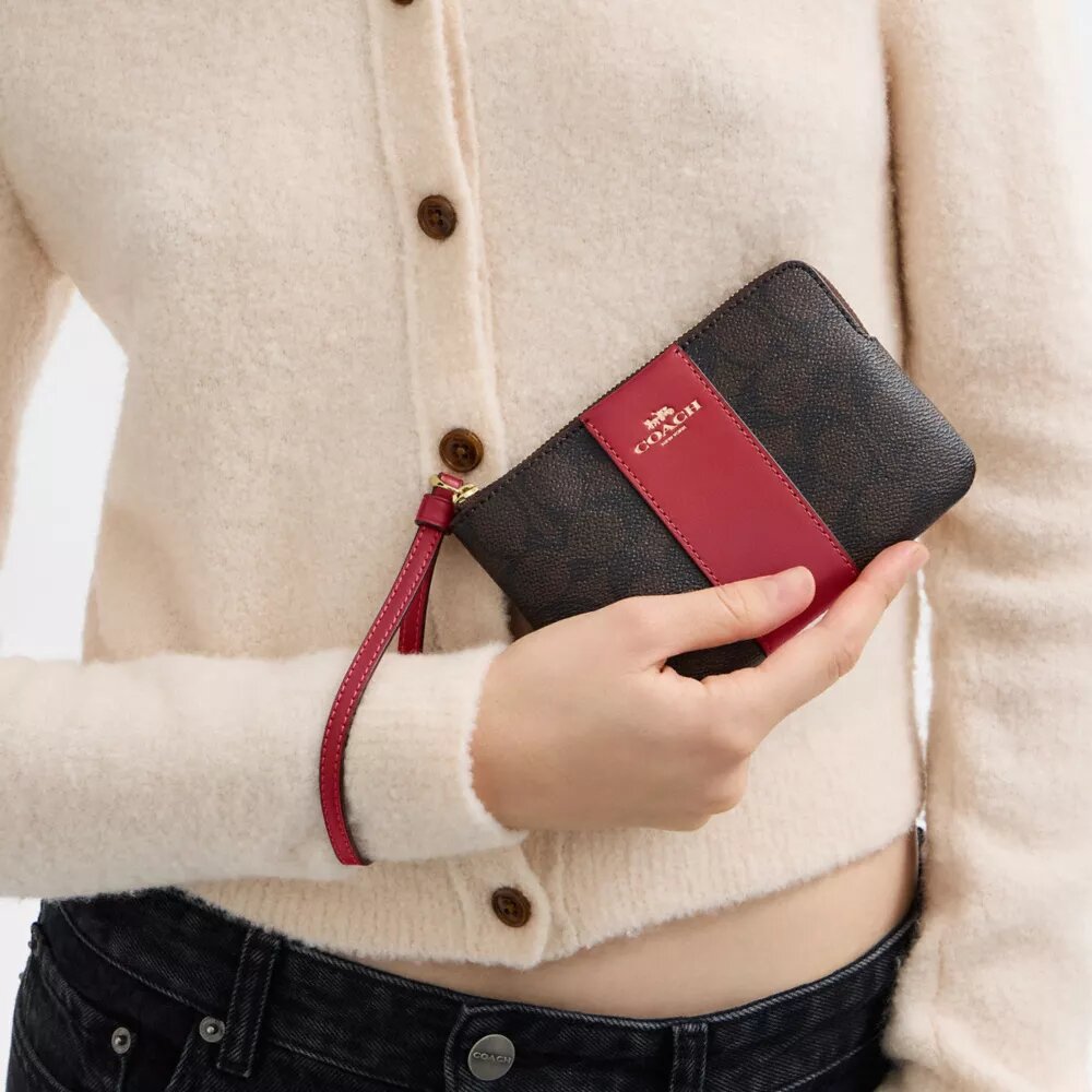 Handgelenktasche mit Reißverschluss an der Ecke aus Signature Canvas mit Streifen