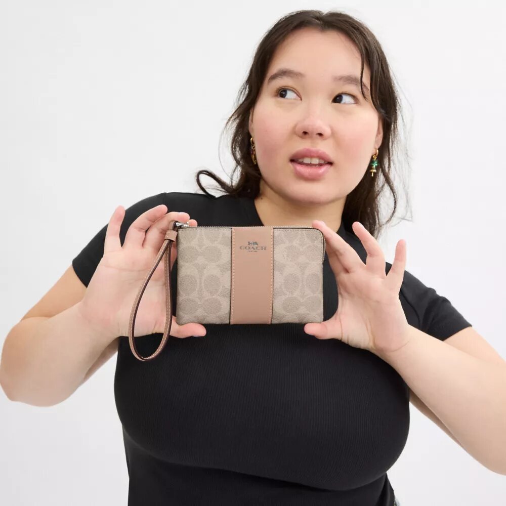 Handgelenktasche mit Reißverschluss an der Ecke aus Signature Canvas mit Streifen