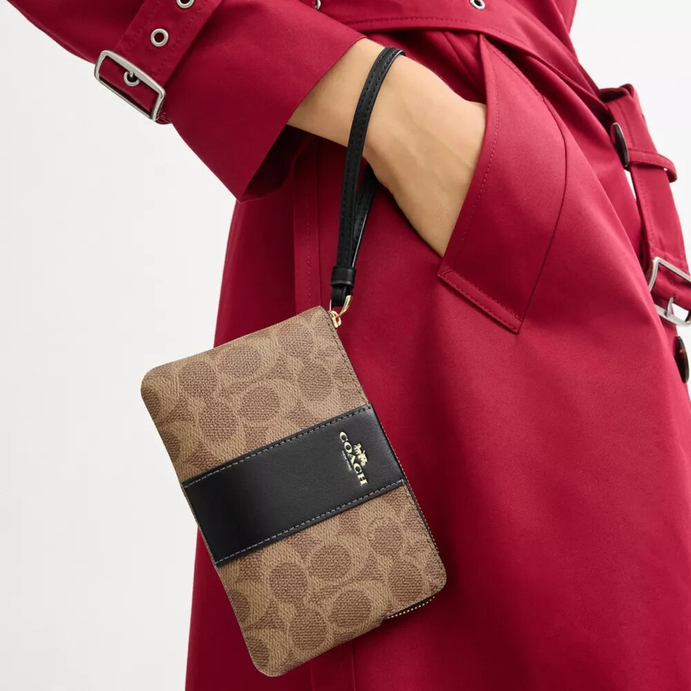 Handgelenktasche mit Reißverschluss an der Ecke aus Signature Canvas mit Streifen
