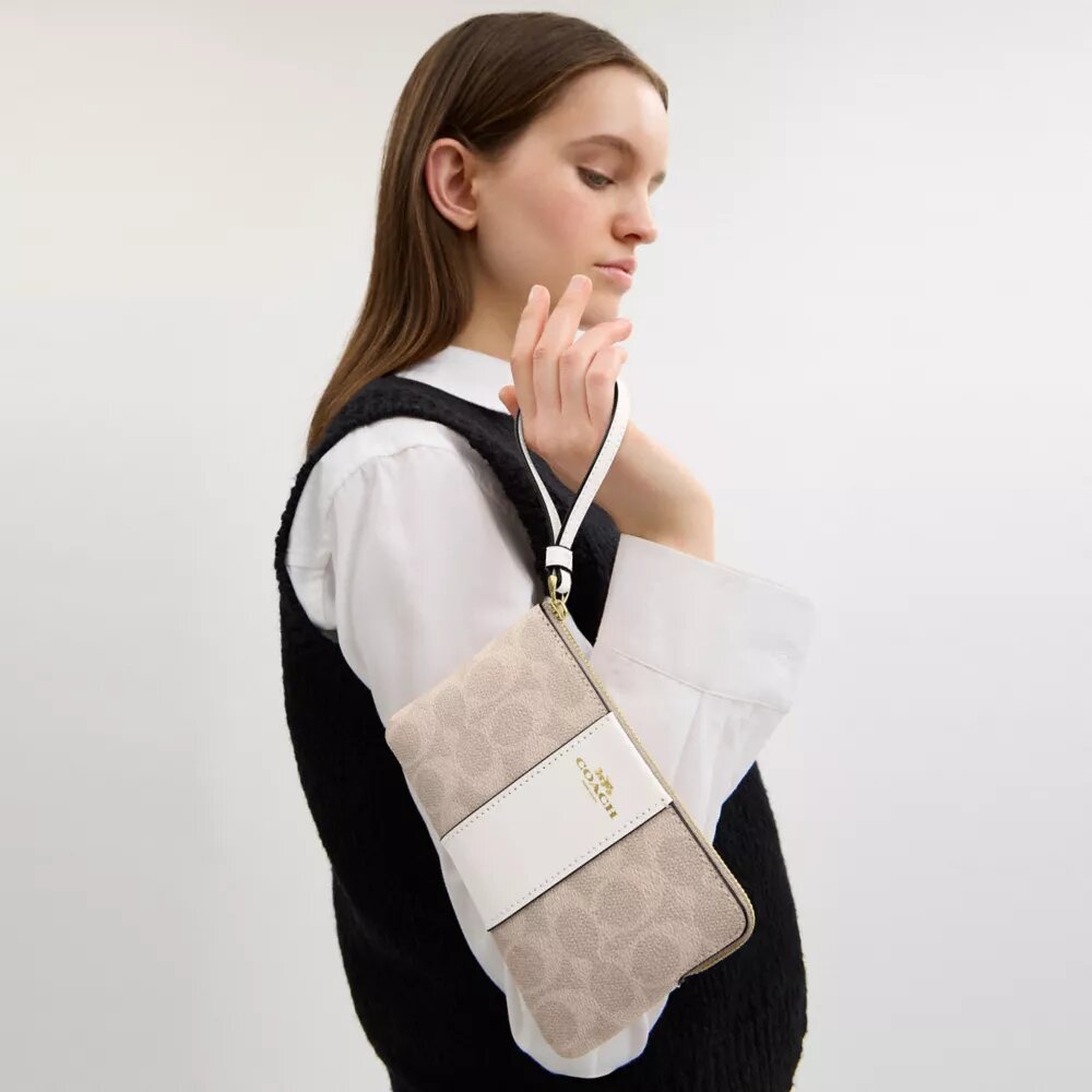 Handgelenktasche mit Reißverschluss an der Ecke aus Signature Canvas mit Streifen