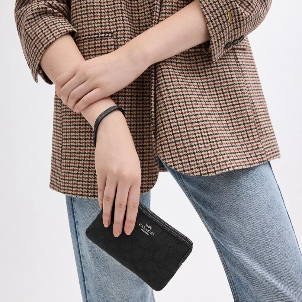 Handgelenktasche mit Reißverschluss an der Ecke aus Signature-Jacquard