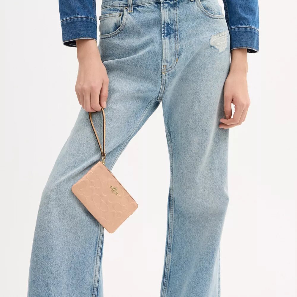 Handgelenktasche mit Reißverschluss an der Ecke aus Signature-Leder