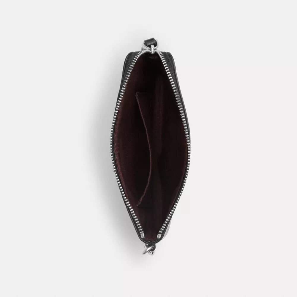Handgelenktasche mit Reißverschluss an der Ecke aus Signature-Leder mit Herz-Anhänger