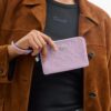 Handgelenktasche mit Reißverschluss an der Ecke aus Signature-Leder mit Herz-Anhänger