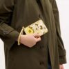 Handgelenktasche mit Reißverschluss an der Ecke und Blumenmuster