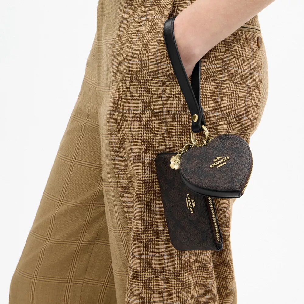 Handgelenktasche und Herztäschchen aus Signature Canvas mit Anhänger