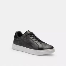 High-Top-Sneaker im charakteristischen Camo-Print