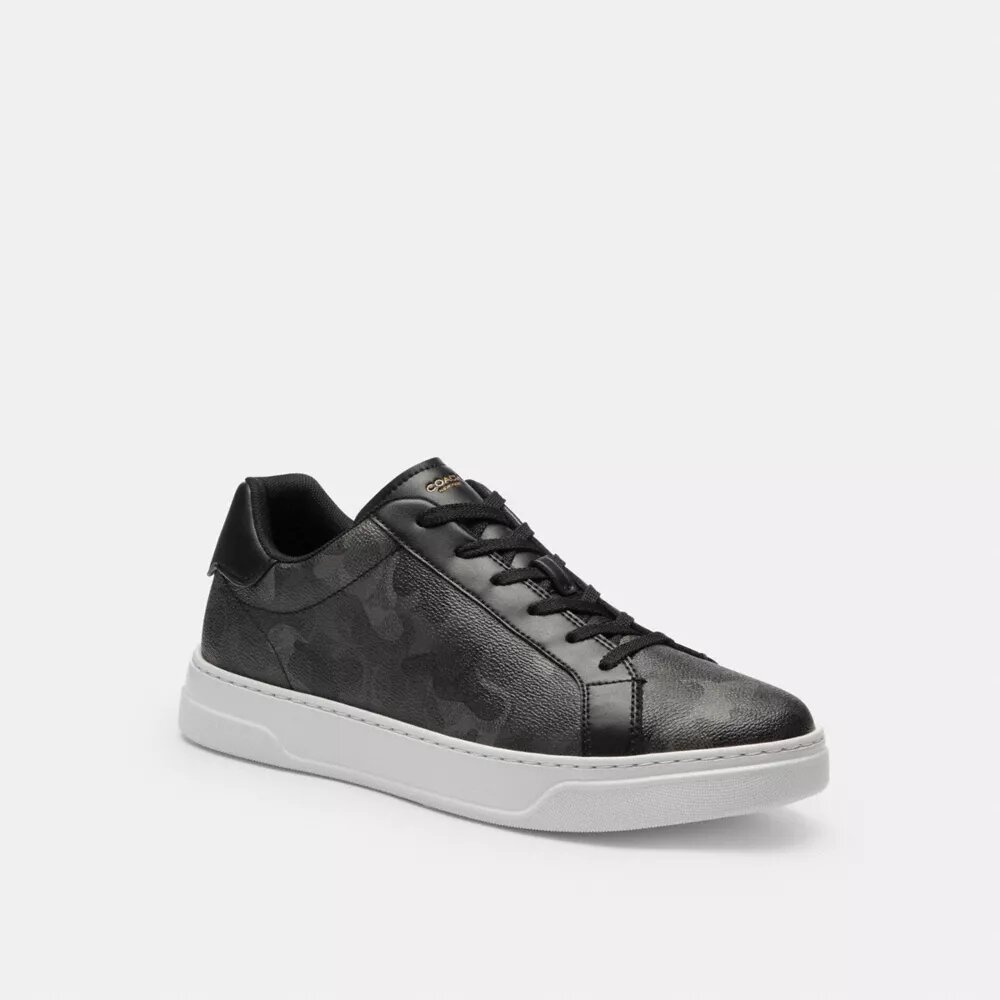 High-Top-Sneaker im charakteristischen Camo-Print