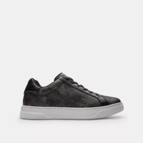 High-Top-Sneaker im charakteristischen Camo-Print