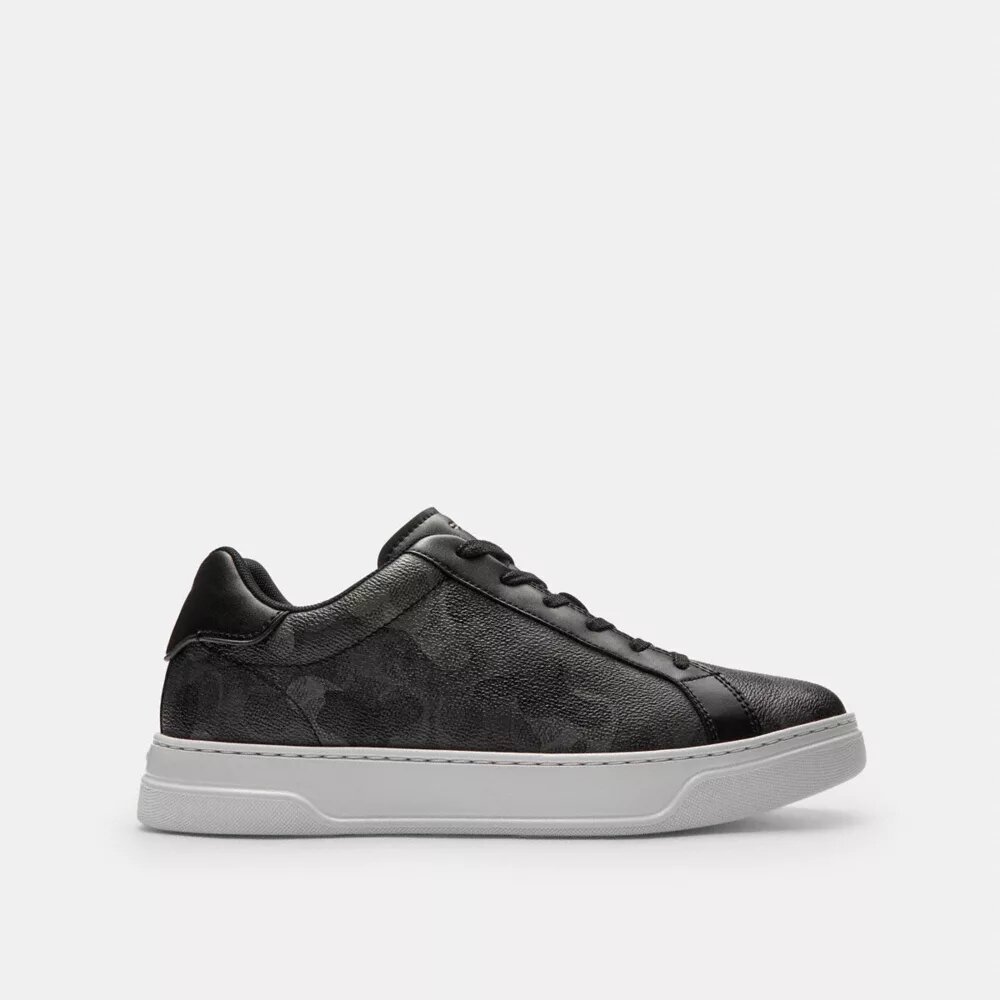 High-Top-Sneaker im charakteristischen Camo-Print