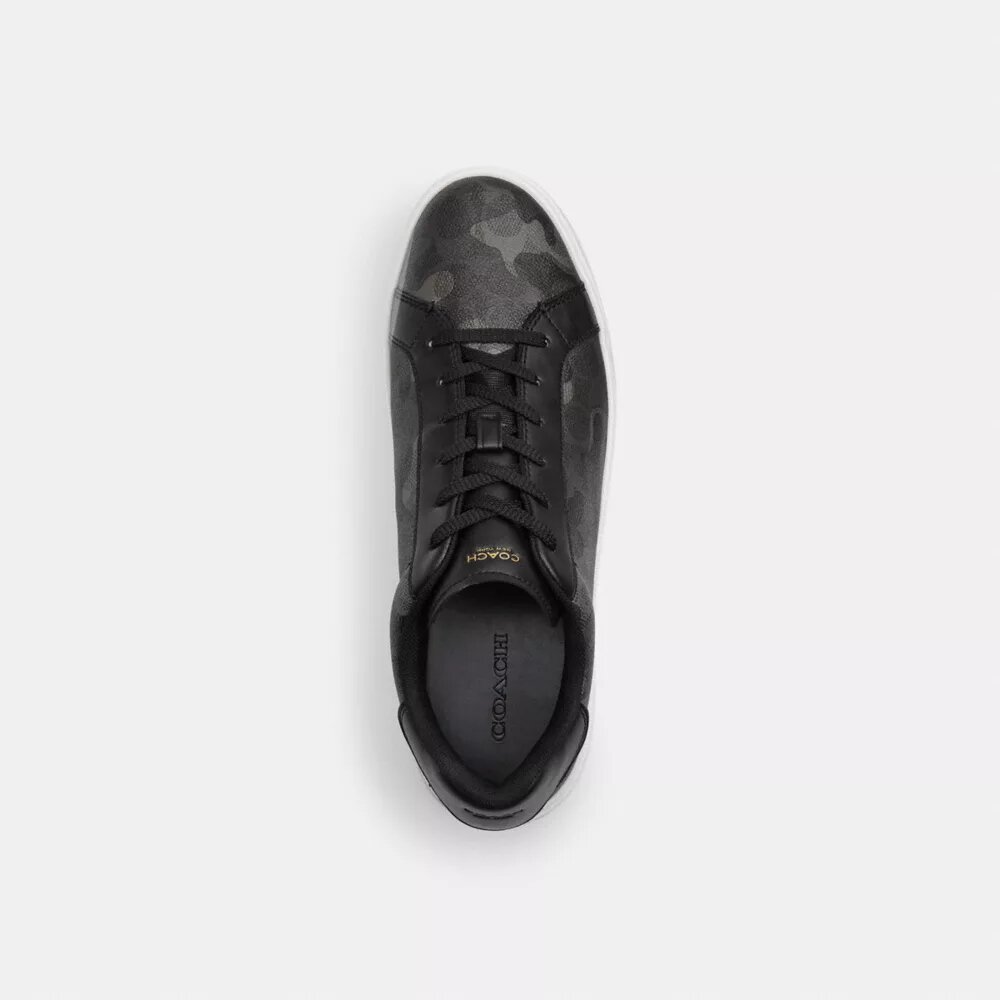 High-Top-Sneaker im charakteristischen Camo-Print