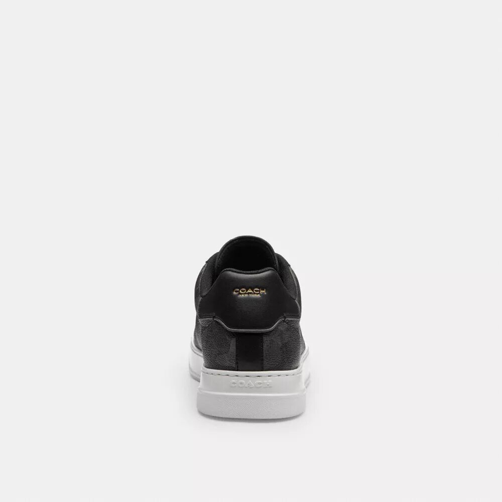 High-Top-Sneaker im charakteristischen Camo-Print