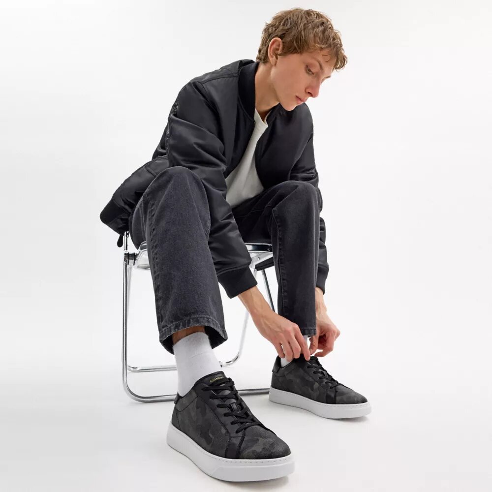 High-Top-Sneaker im charakteristischen Camo-Print