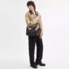 Hitch-Messenger-Tasche aus Signature Canvas mit Aufnähern