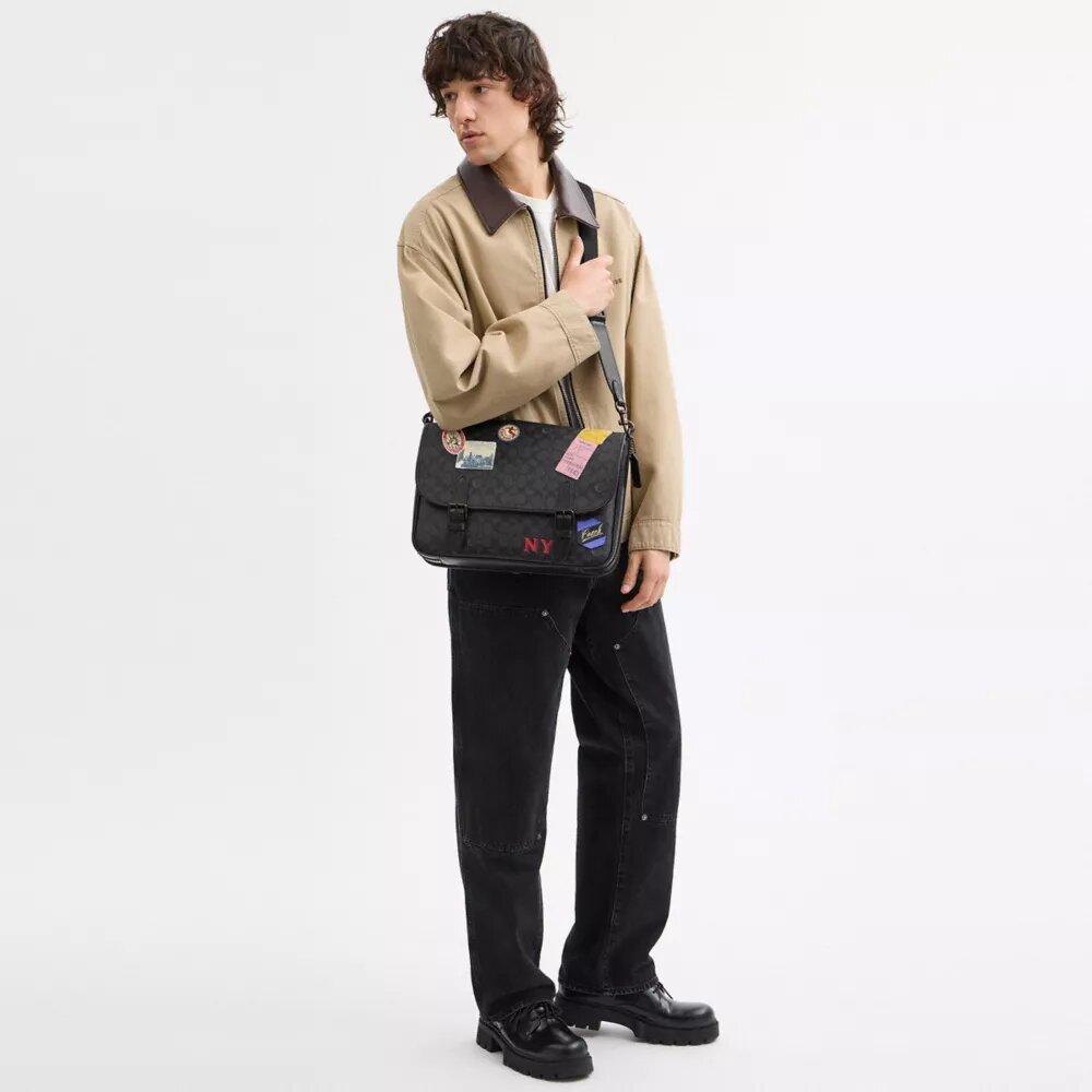 Hitch-Messenger-Tasche aus Signature Canvas mit Aufnähern
