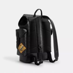 Hitch-Rucksack aus unserem Signature Canvas mit Aufnähern