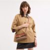 Jet-Schultertasche aus Signature Canvas