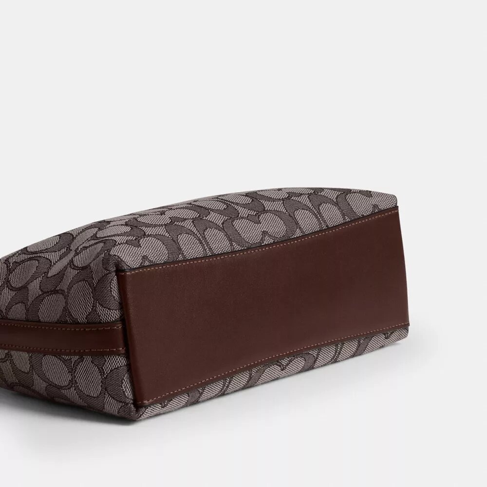 Juliet-Schultertasche 25 in Signature-Jacquard