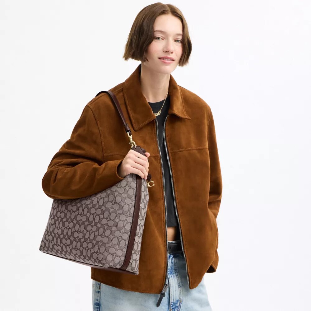 Juliet-Schultertasche 38 in charakteristischem Jacquard