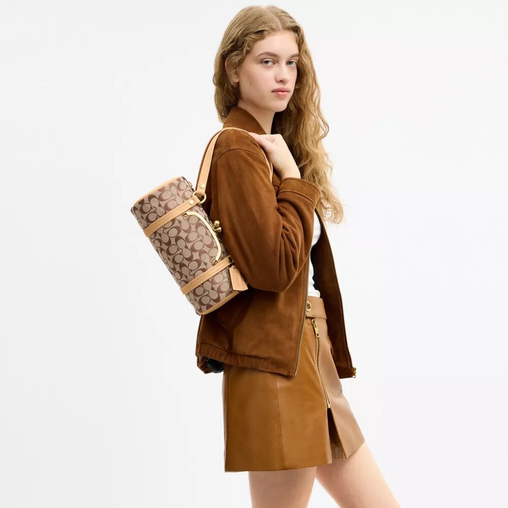 Kisslock Barrel Bag 28 aus Signature-Jacquard