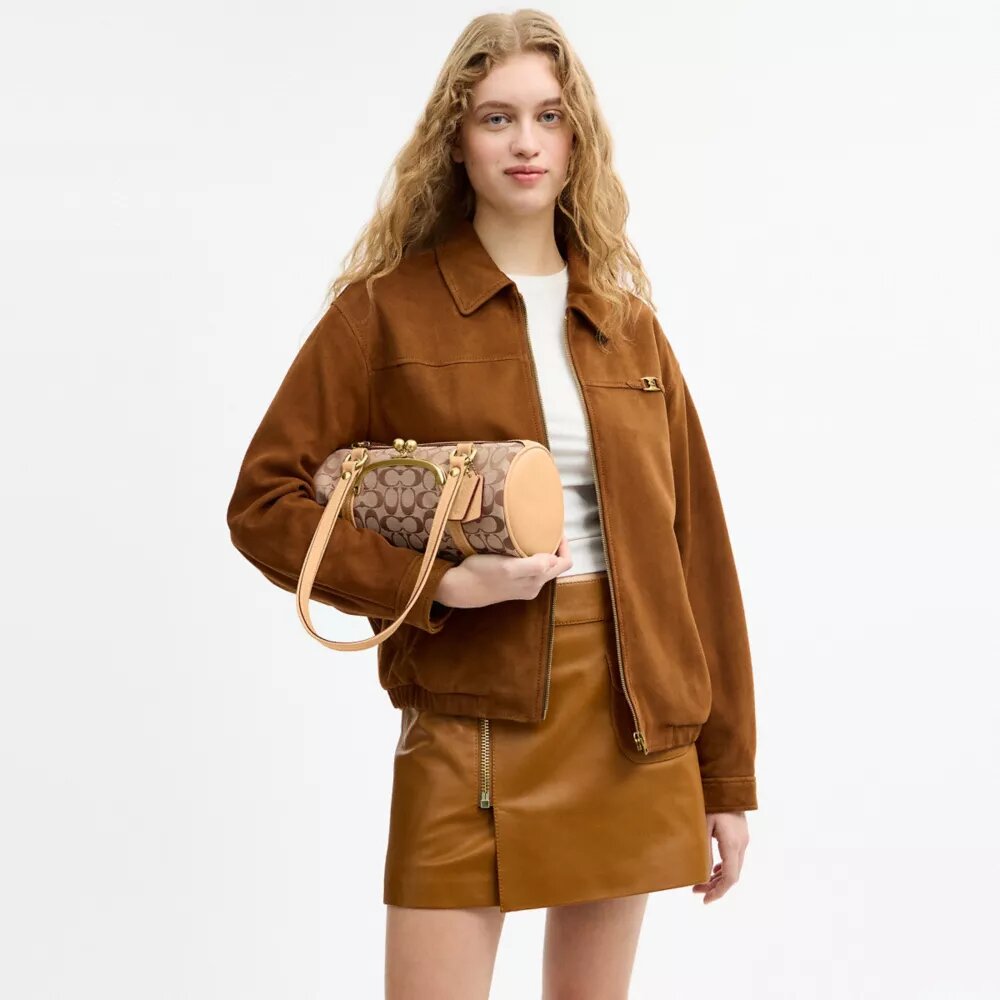 Kisslock Barrel Bag 28 aus Signature-Jacquard