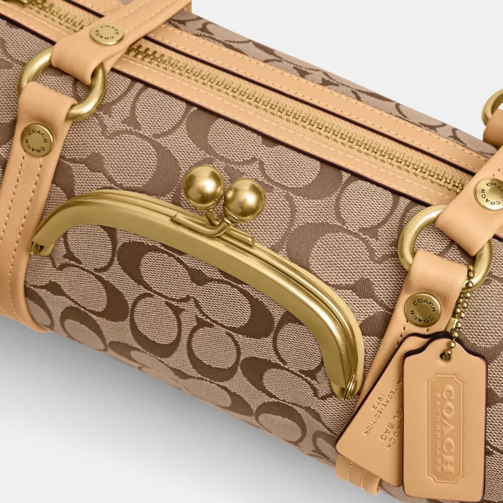 Kisslock Barrel Bag 28 aus Signature-Jacquard