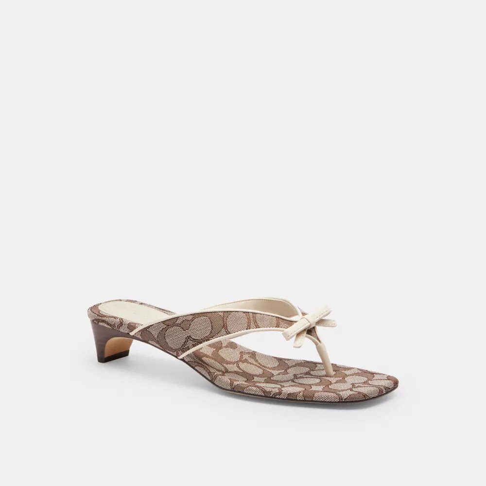 Kitten-Absatzschuh mit Schleifen-Riemchen aus charakteristischem Jacquard