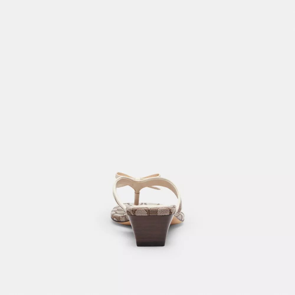 Kitten-Absatzschuh mit Schleifen-Riemchen aus charakteristischem Jacquard