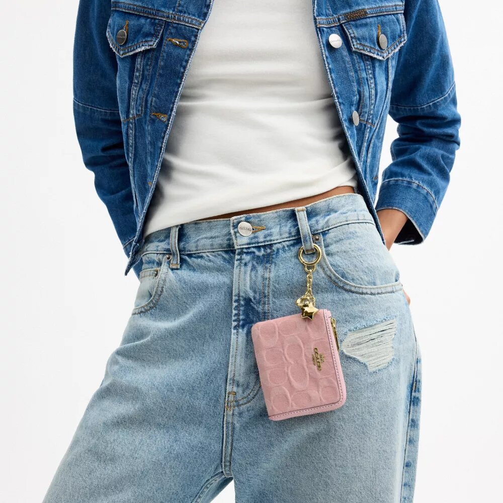 Kleine Eck-Geldbörse mit Reißverschluss aus charakteristischem Denim mit Anhängern