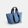 Kleine Tote-Bag im charakteristischen Denim-Look