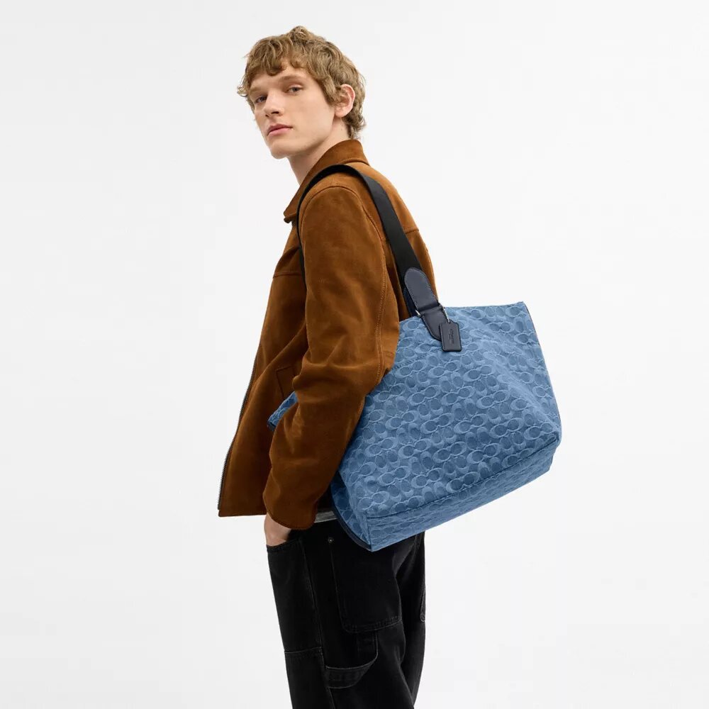Kleine Tote-Bag im charakteristischen Denim-Look
