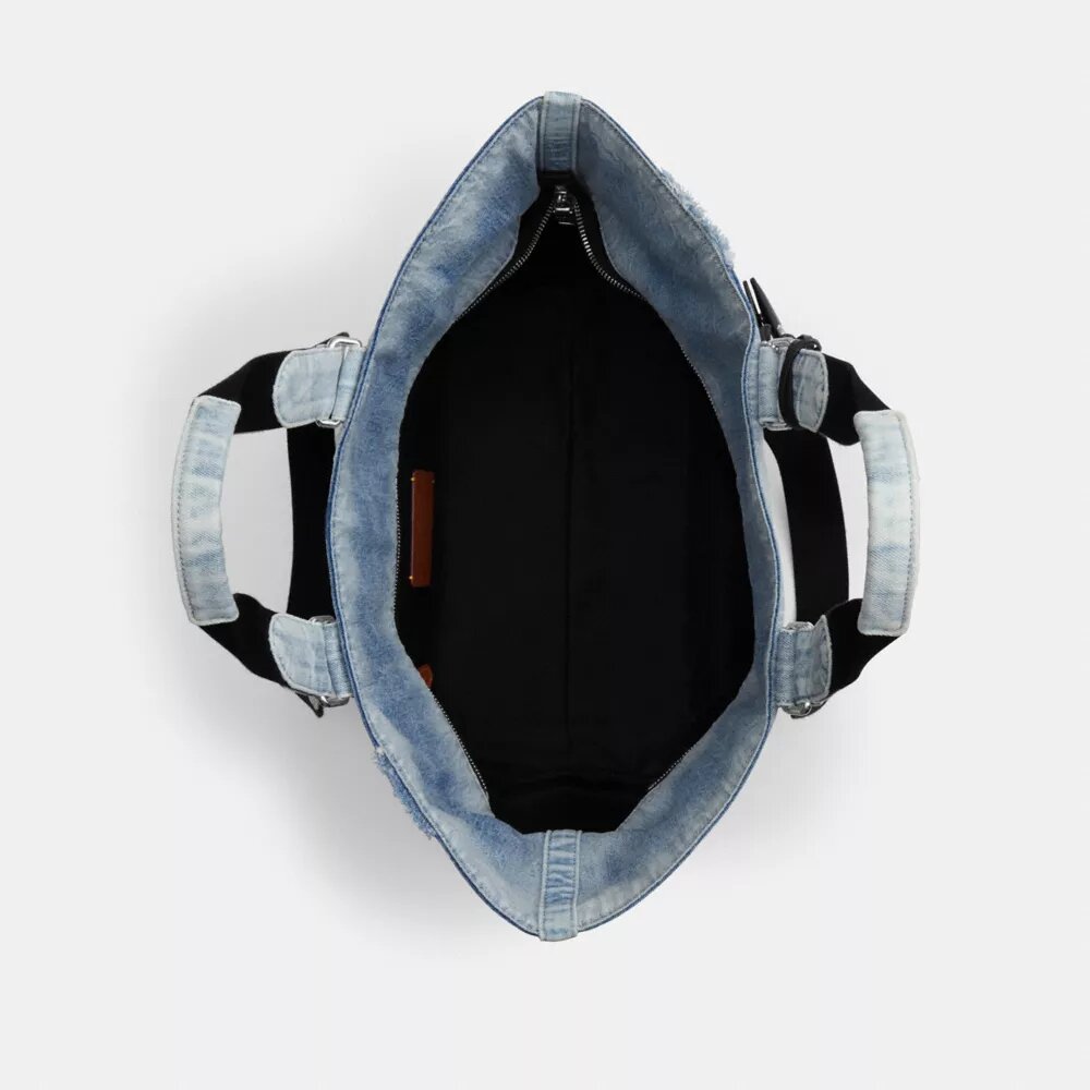 Kleine Tour-Tote-Bag aus „Loved Denim“ mit Anhängern