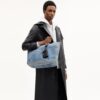 Kleine Tour-Tote-Bag aus „Loved Denim“ mit Anhängern