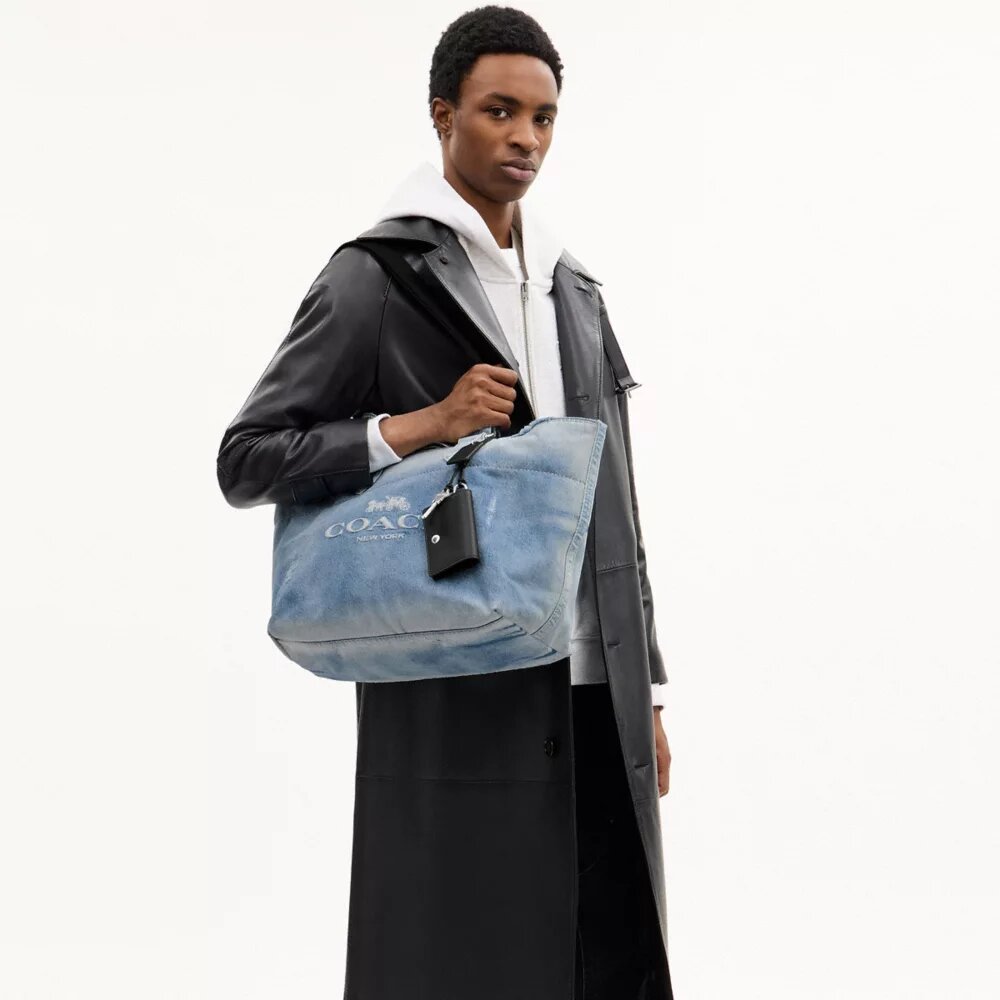 Kleine Tour-Tote-Bag aus „Loved Denim“ mit Anhängern