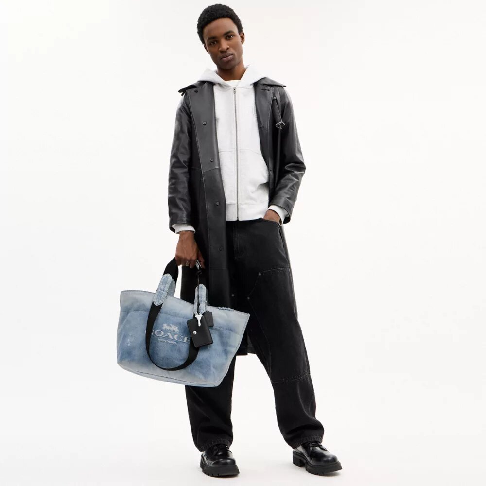 Kleine Tour-Tote-Bag aus „Loved Denim“ mit Anhängern