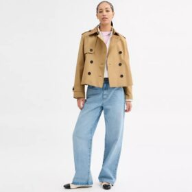 Kurzer Trenchcoat mit charakteristischem Kragen