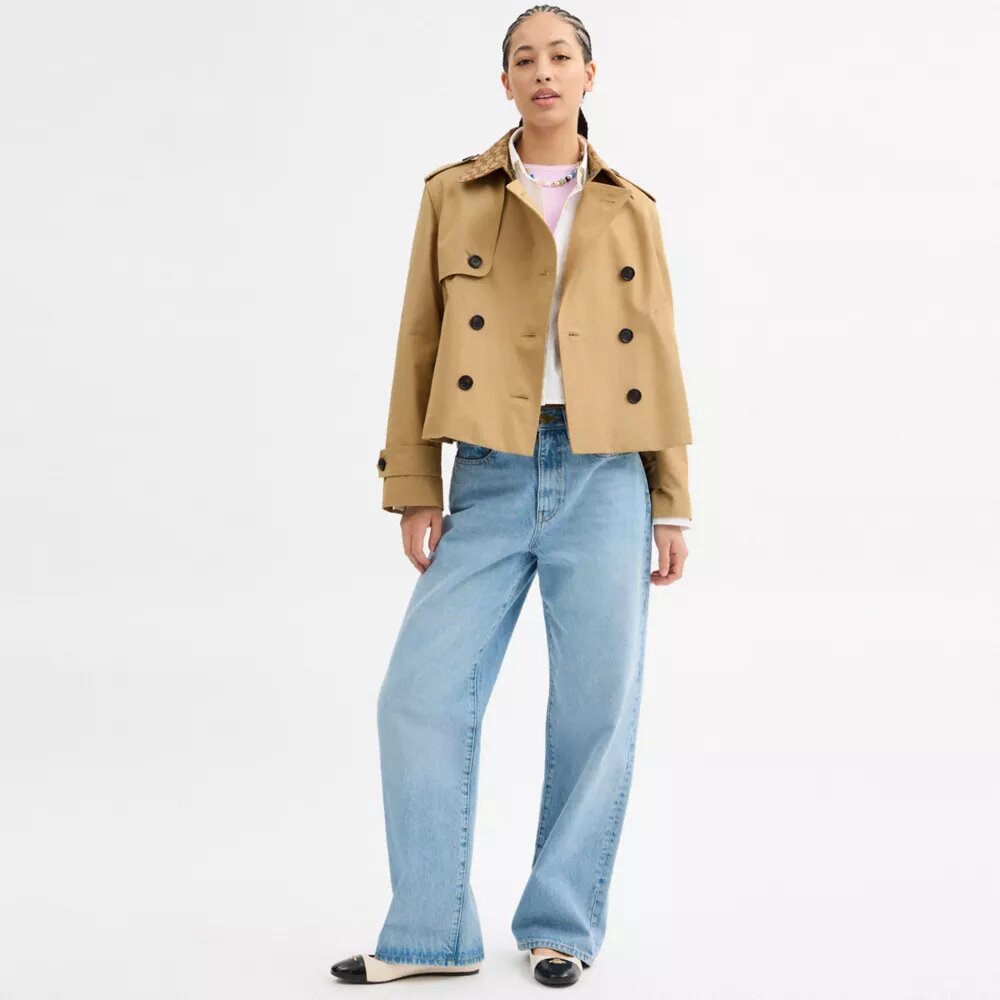 Kurzer Trenchcoat mit charakteristischem Kragen