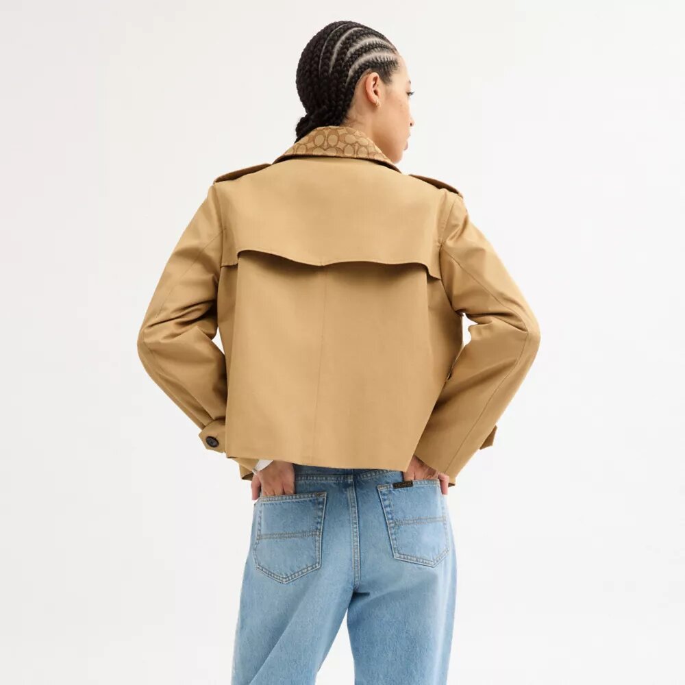 Kurzer Trenchcoat mit charakteristischem Kragen