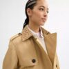 Kurzer Trenchcoat mit charakteristischem Kragen