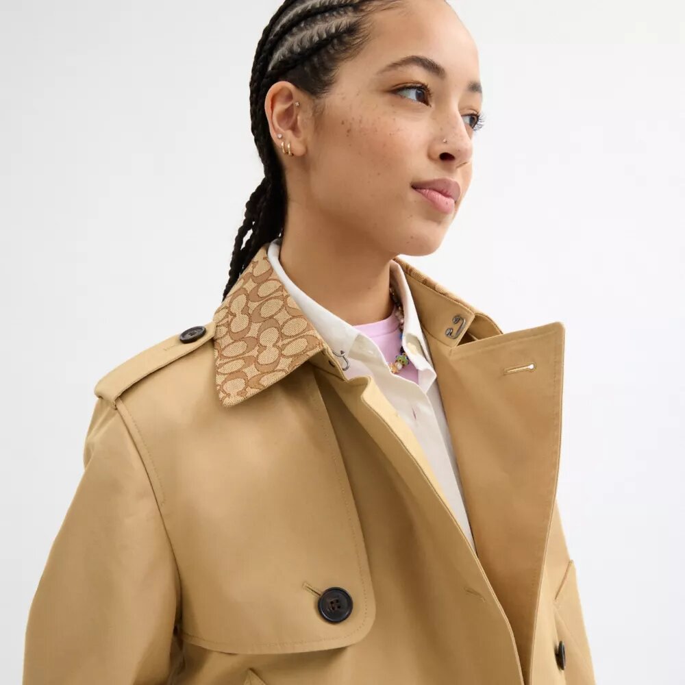 Kurzer Trenchcoat mit charakteristischem Kragen