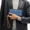 Lange Umhängegeldbörse mit durchgehendem Reißverschluss aus Signature-Denim